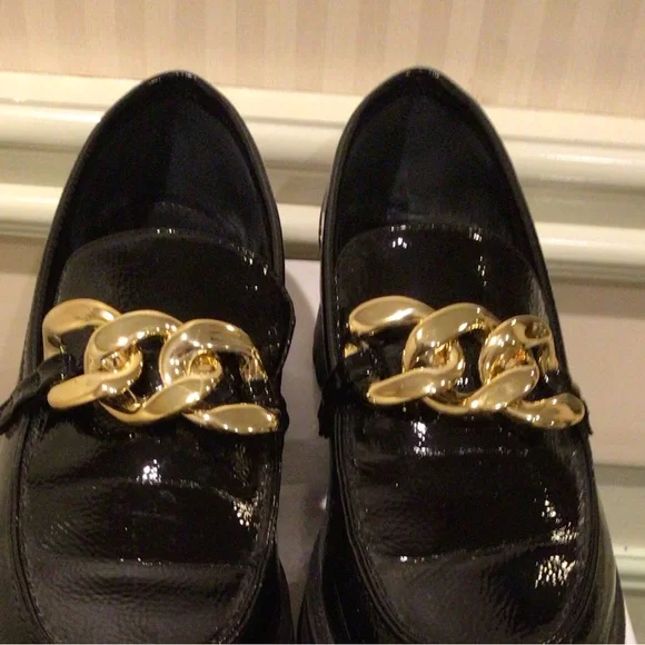 ⭐️⭐️3XHost Pick ⭐️⭐️Nine West black patent loafers with gold link accent - Picture 3 of 3